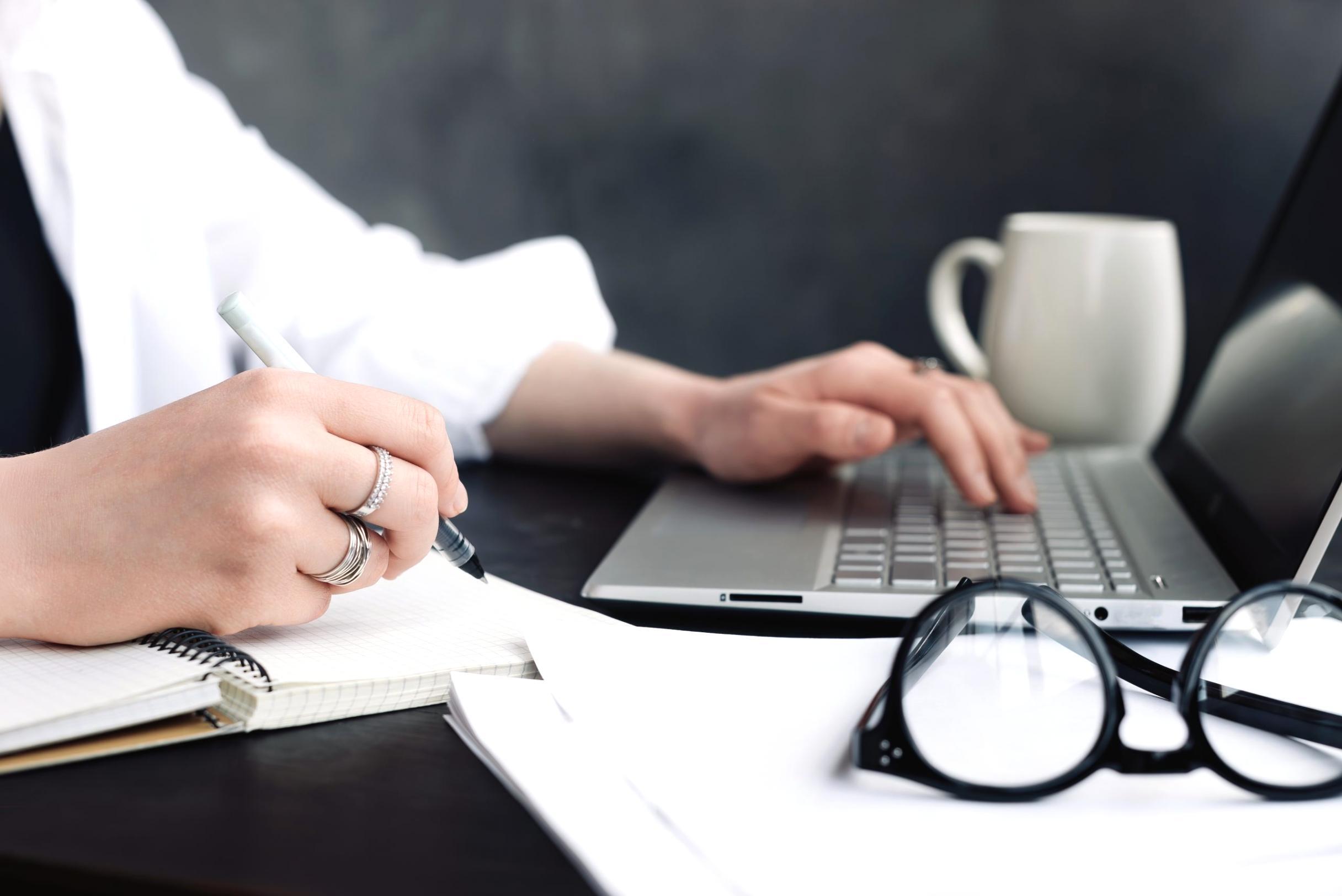 Análisis financiero detallado sobre documentos empresariales