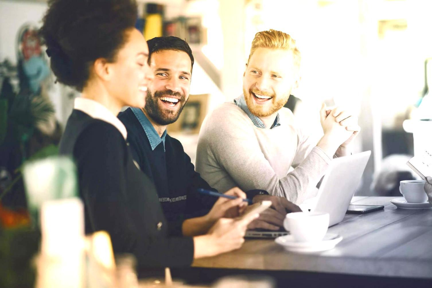 Equipo trabajando con hojas de cálculo y modelos financieros detallados