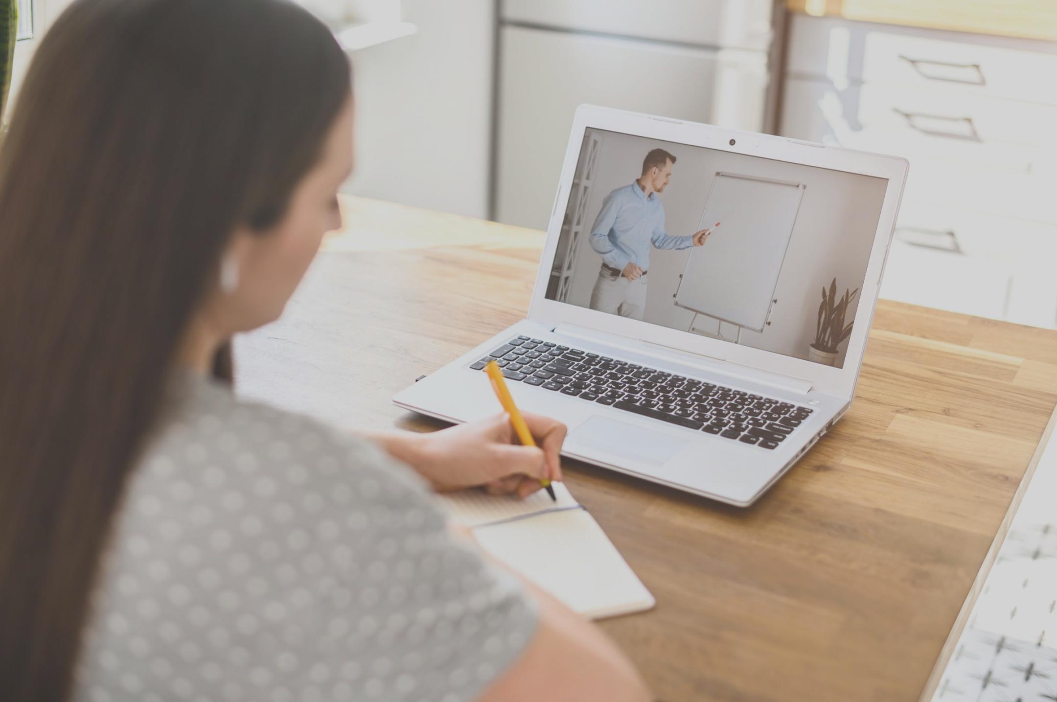 Sesión de análisis financiero revisando informes trimestrales