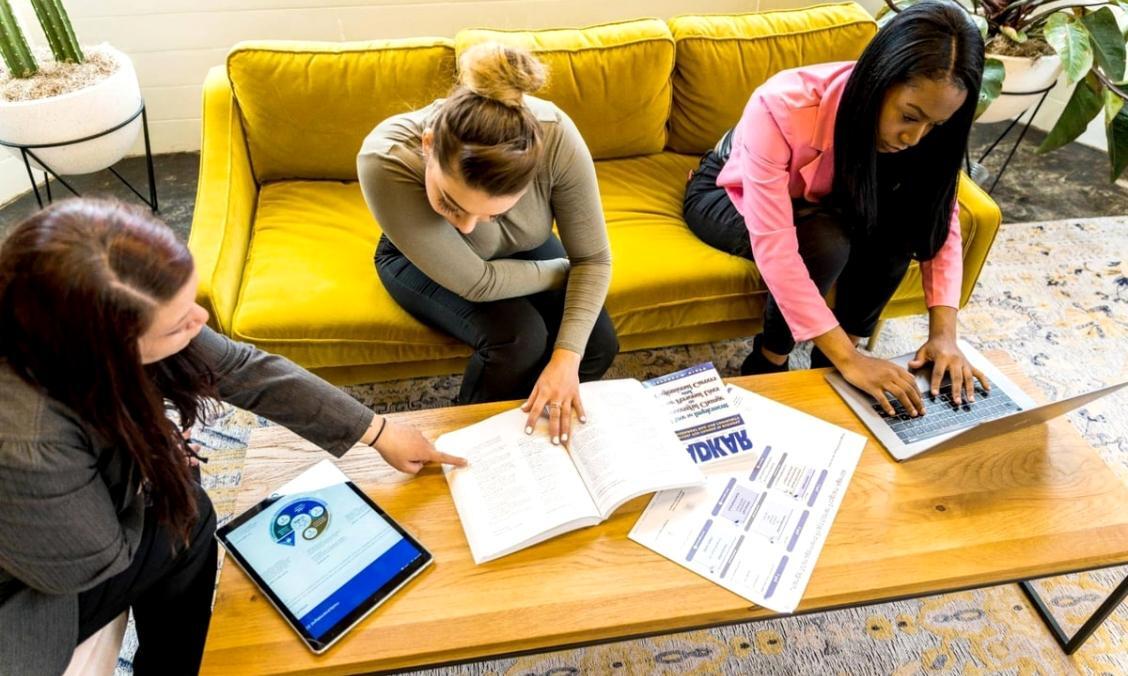 Material didáctico del programa de análisis fundamental con documentos financieros y herramientas de valoración