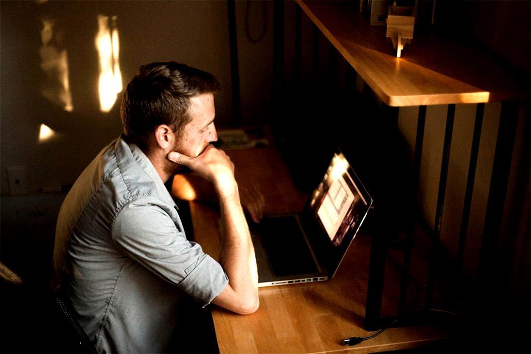 Equipo de análisis financiero trabajando con estados contables y reportes